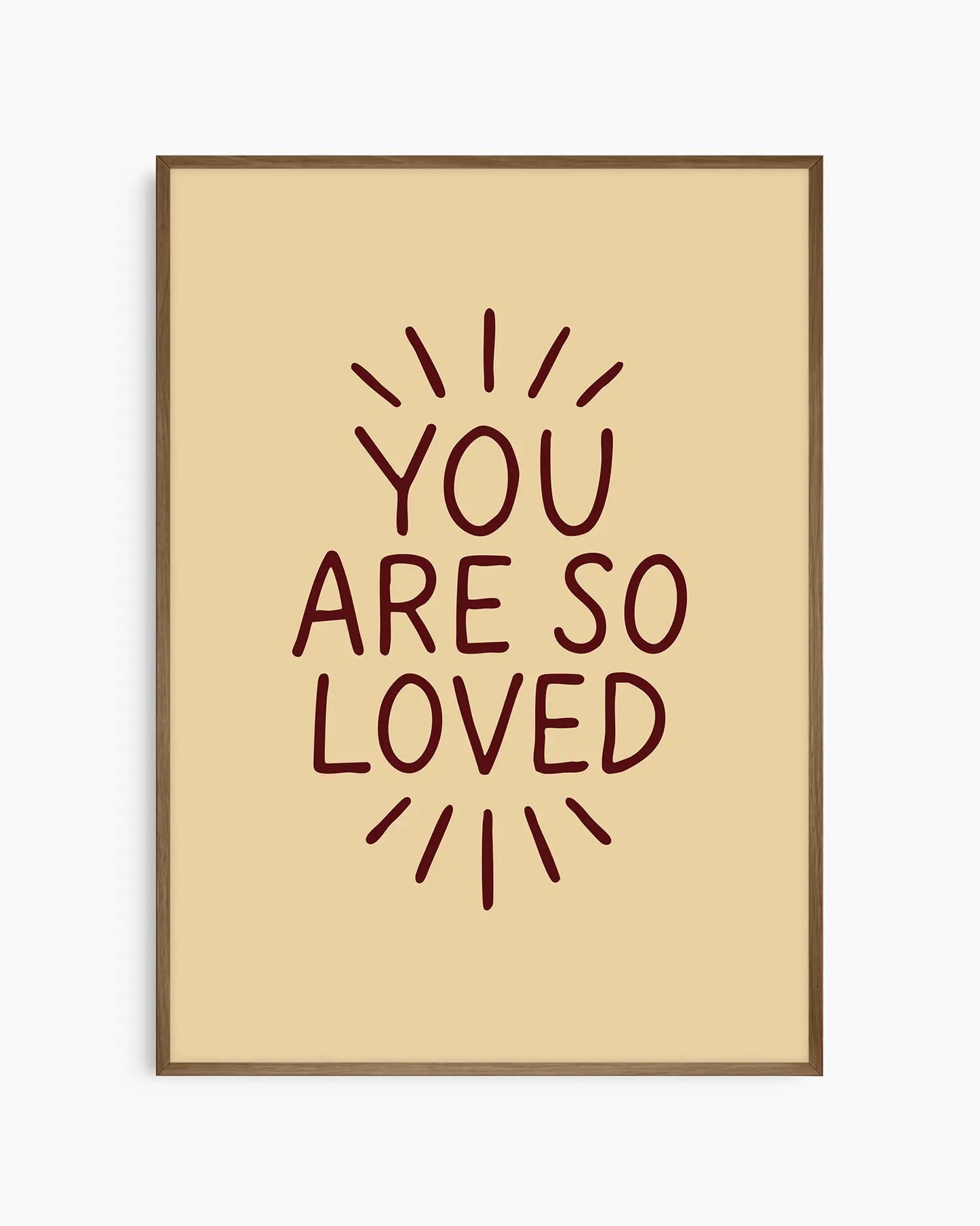 Barnrumstavla med ”YOU ARE SO LOVED” i mörkröd text på beige bakgrund, inramad i mörk ekram. En mjuk och stilfull detalj som skapar en ombonad känsla.