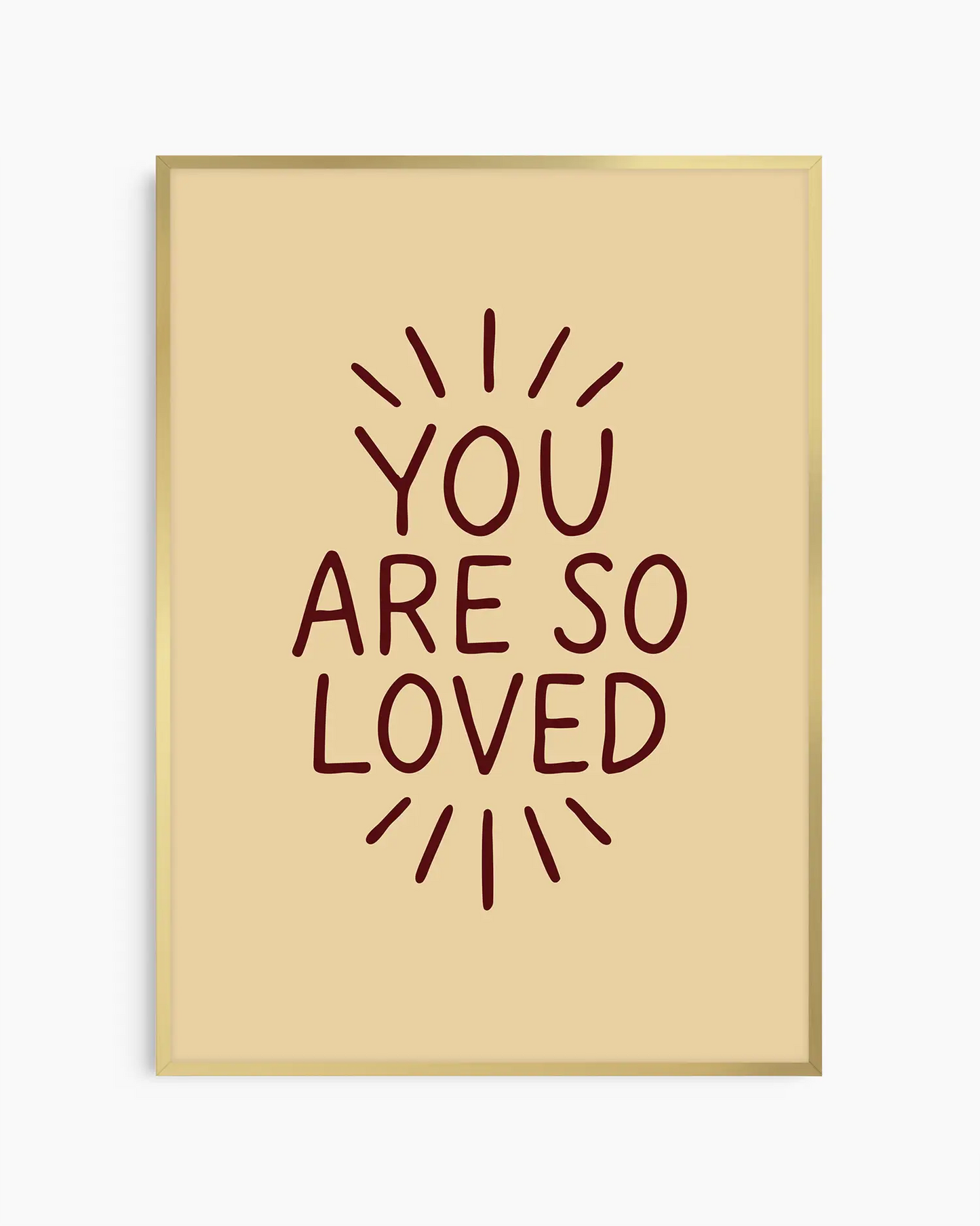 Barntavla med texten ”YOU ARE SO LOVED” på beige bakgrund, inramad i guld aluminiumram. En elegant och kärleksfull väggdekoration.