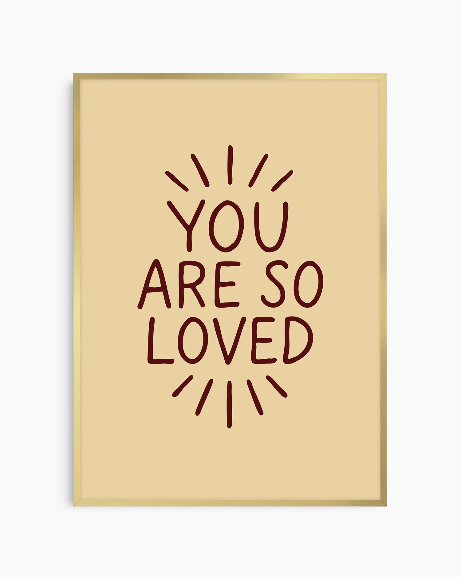 Barntavla med texten ”YOU ARE SO LOVED” på beige bakgrund, inramad i guld aluminiumram. En elegant och kärleksfull väggdekoration.