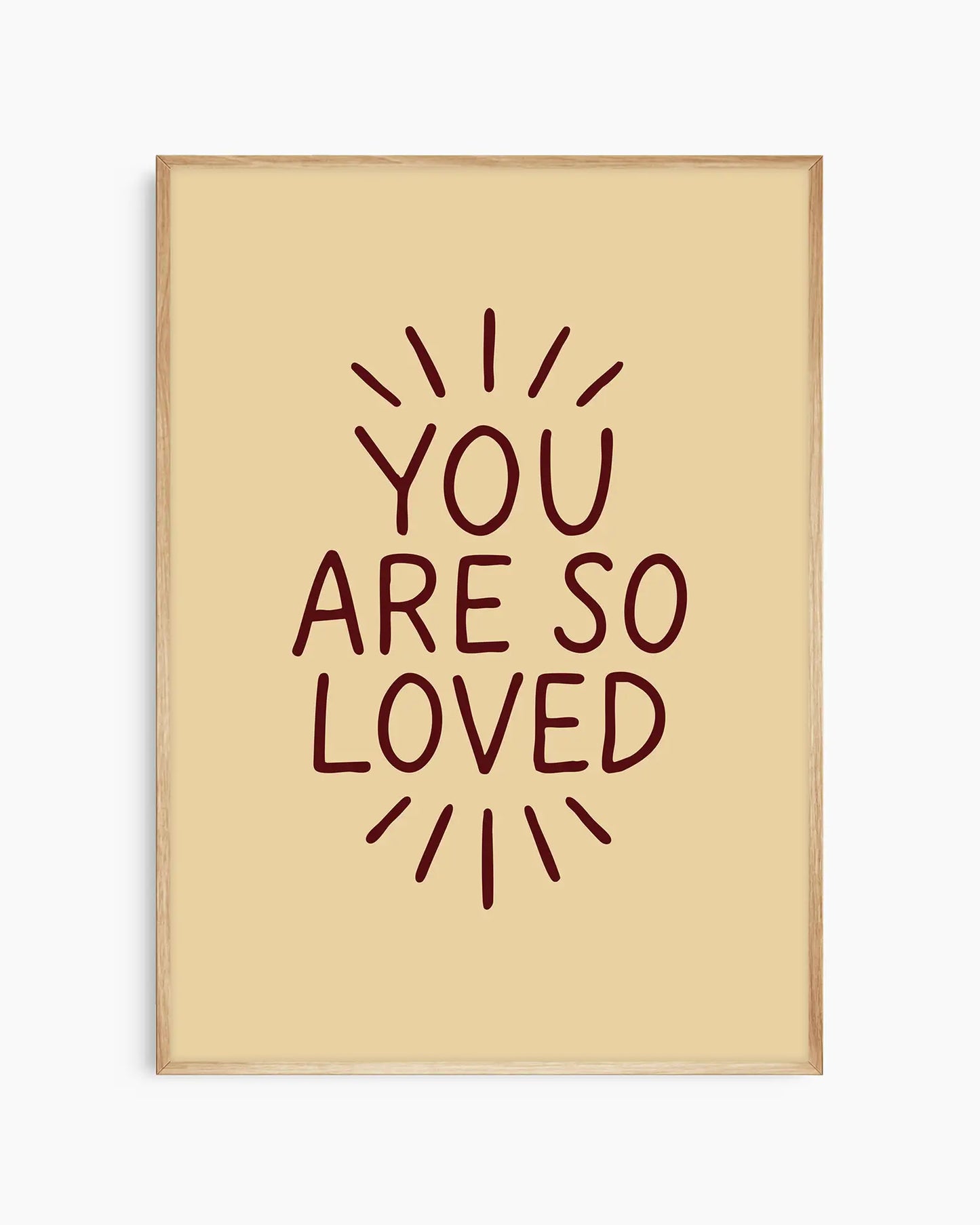 Barnrumstavla med ”YOU ARE SO LOVED” i mörkröd typografi, inramad i ekram. En varm och naturlig detalj som passar perfekt i mjuka barnrum.