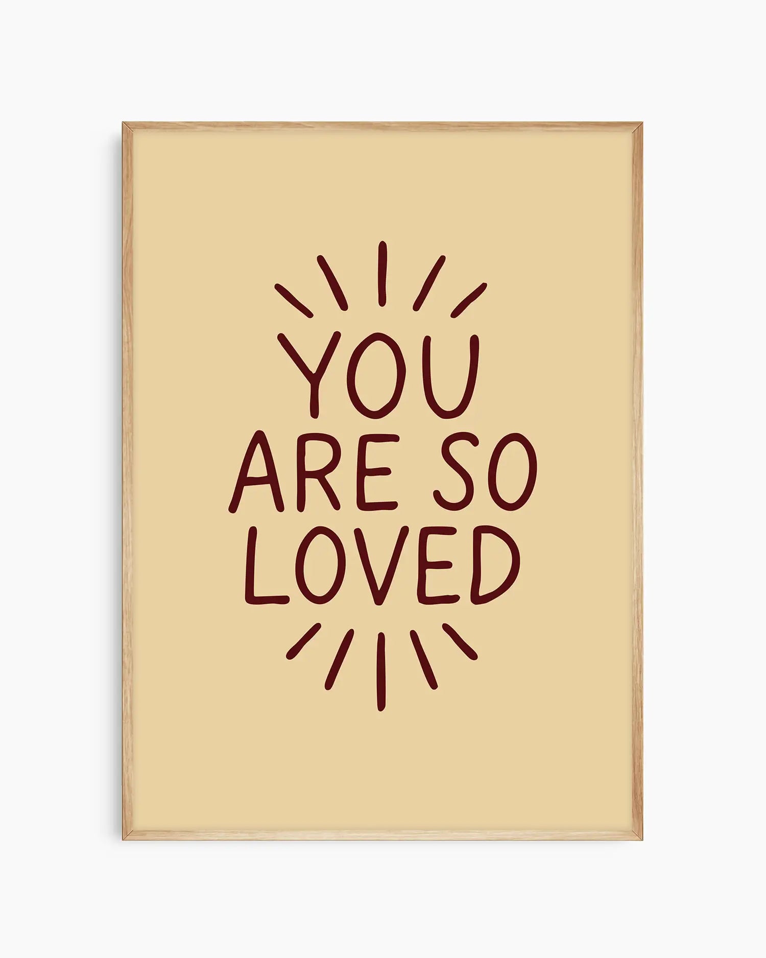 Barnrumstavla med ”YOU ARE SO LOVED” i mörkröd typografi, inramad i ekram. En varm och naturlig detalj som passar perfekt i mjuka barnrum.