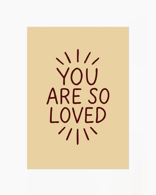 Barntavla med texten ”YOU ARE SO LOVED” i mörkröd handritad typografi på beige bakgrund. En enkel, varm och kärleksfull väggdekoration.