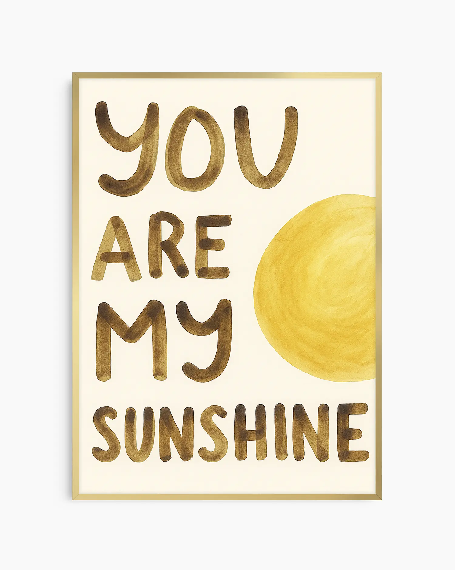 Barntavla med texten "YOU ARE MY SUNSHINE" i handmålad typografi och en gul sol, inramad i guld aluminiumram. En elegant och varm väggdekoration.
