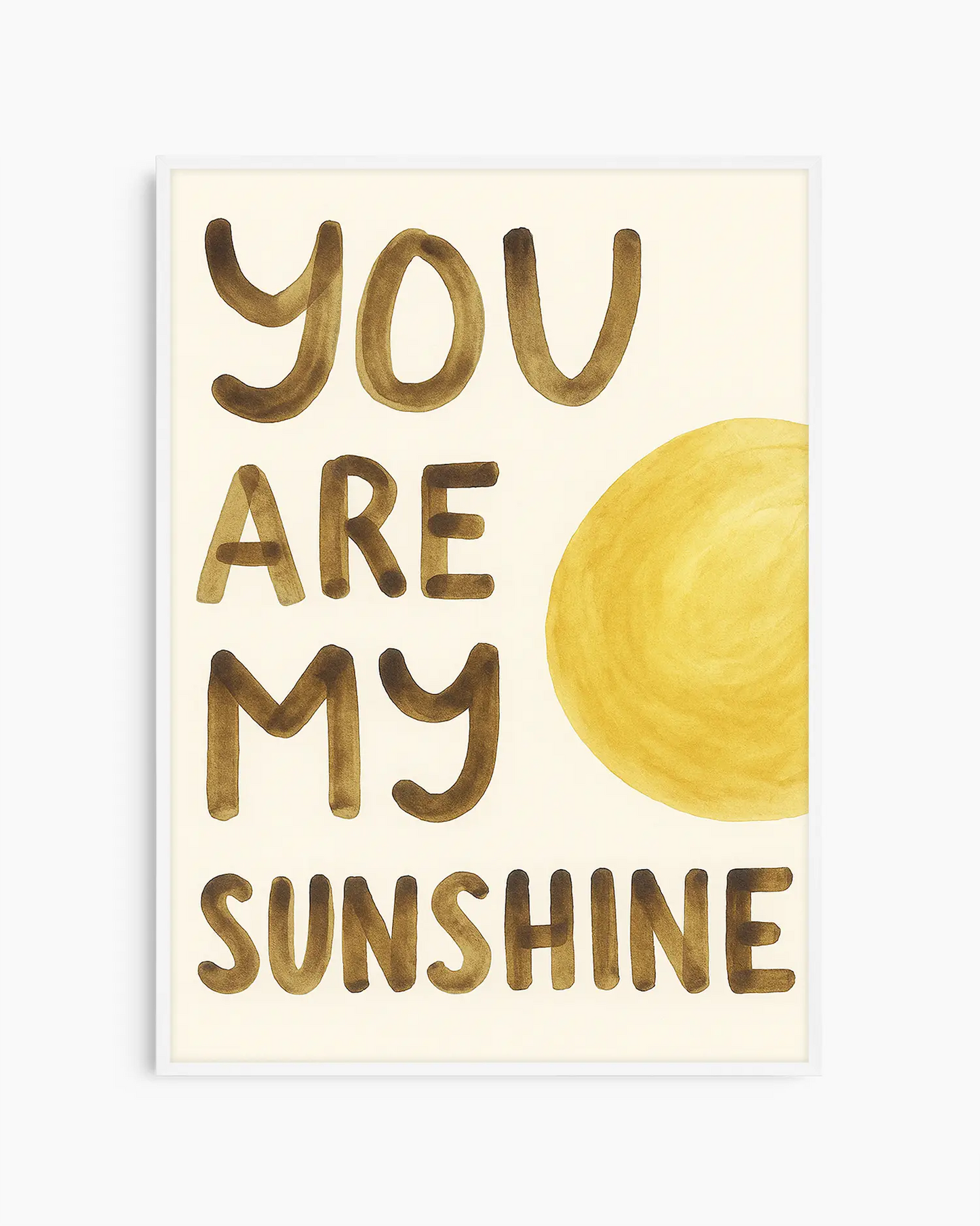 Barntavla med texten "YOU ARE MY SUNSHINE" i gulbruna bokstäver och en rund gul sol, inramad i vit träram. En ljus, lekfull och positiv väggdetalj.