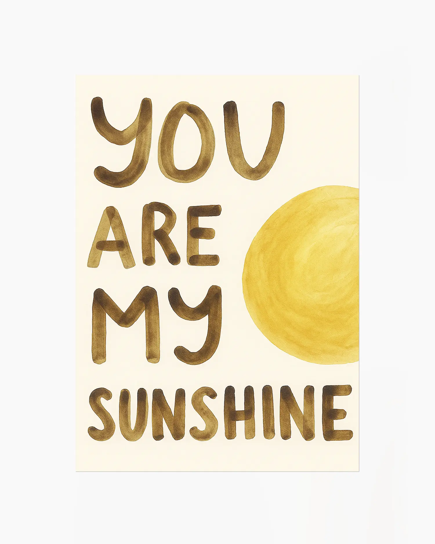 Barntavla med texten "YOU ARE MY SUNSHINE" i gulbrun handmålad typografi och en stor gul sol till höger. En varm och ljus dekoration för barnrummet.