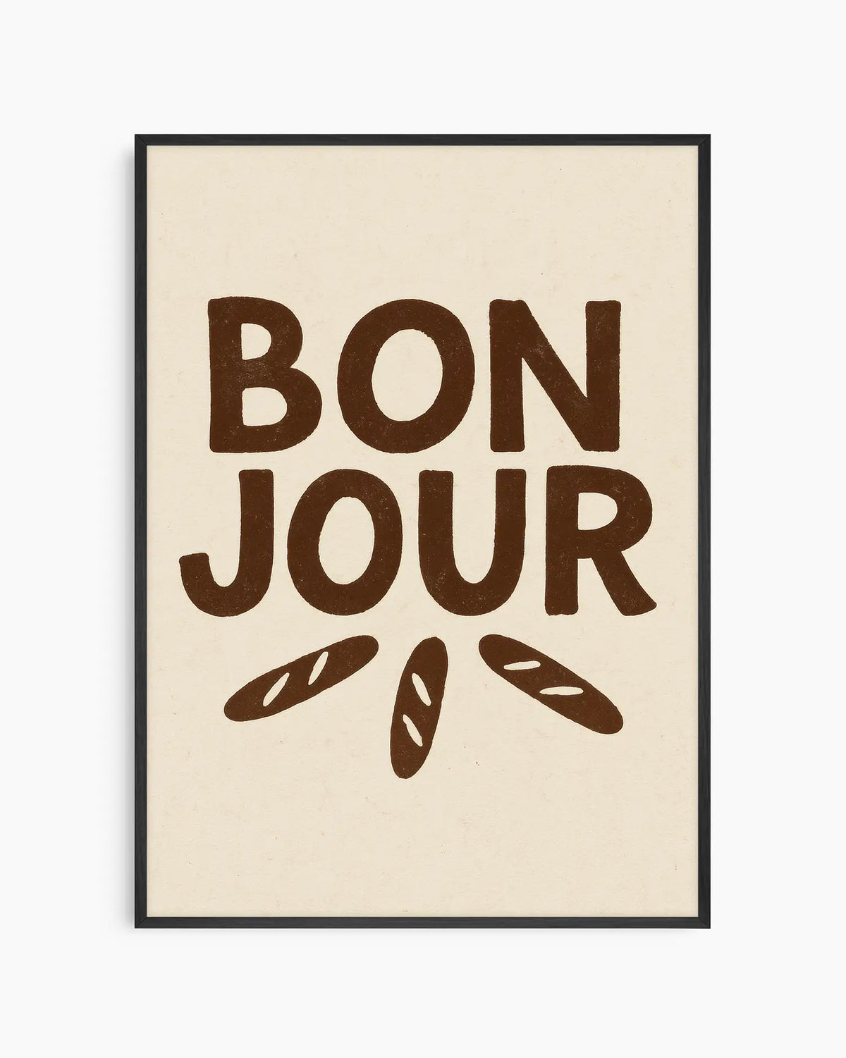 Barntavla med texten "BON JOUR" i mörkbruna, handritade versaler och tre små baguettebröd under, på ljus beige bakgrund, inramad i svart träram. En lekfull väggdekoration med fransk känsla.