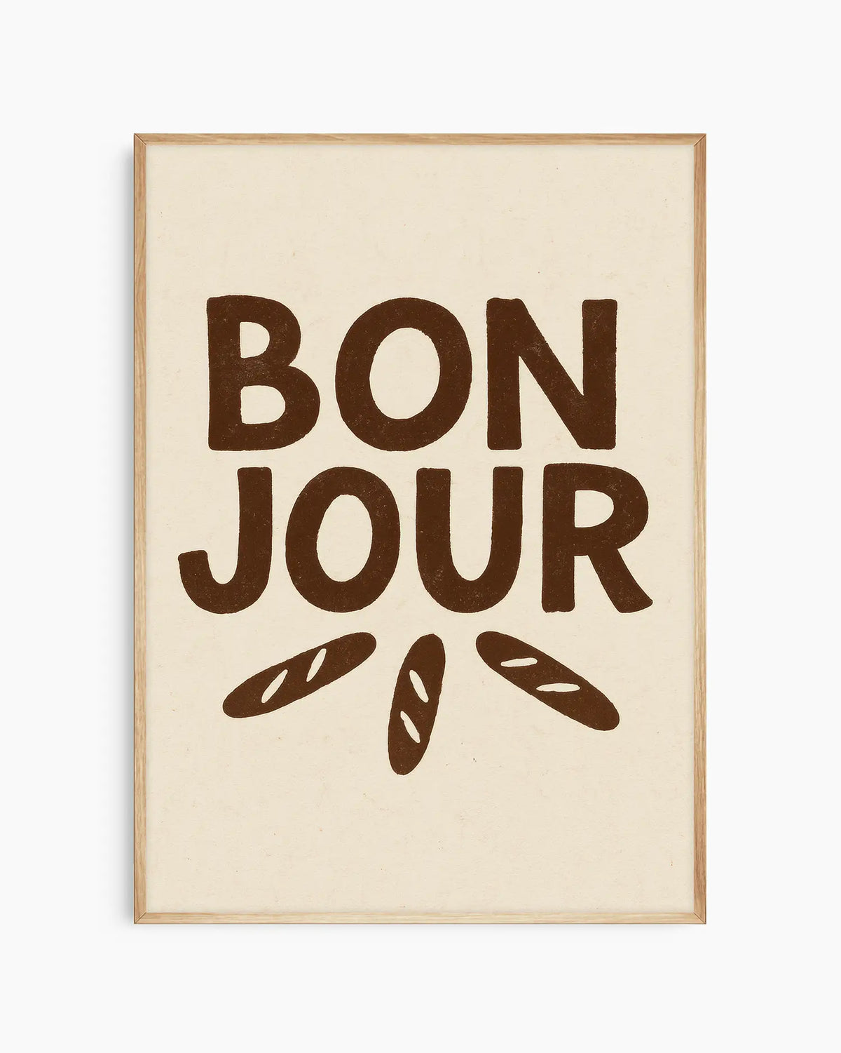 Barnrumstavla med texten "BON JOUR" i kraftig brun typografi över tre små baguettebröd på ljus beige bakgrund, inramad i ekram. En mjuk och hemtrevlig väggdekoration.