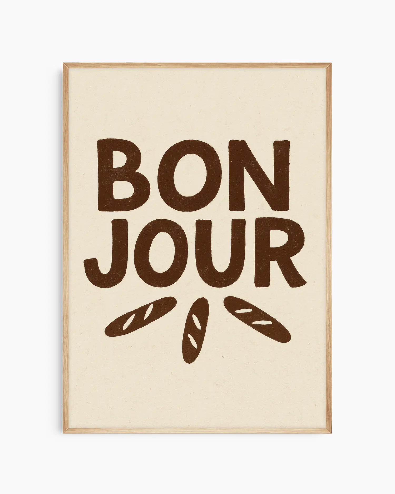 Barnrumstavla med texten "BON JOUR" i kraftig brun typografi över tre små baguettebröd på ljus beige bakgrund, inramad i ekram. En mjuk och hemtrevlig väggdekoration.