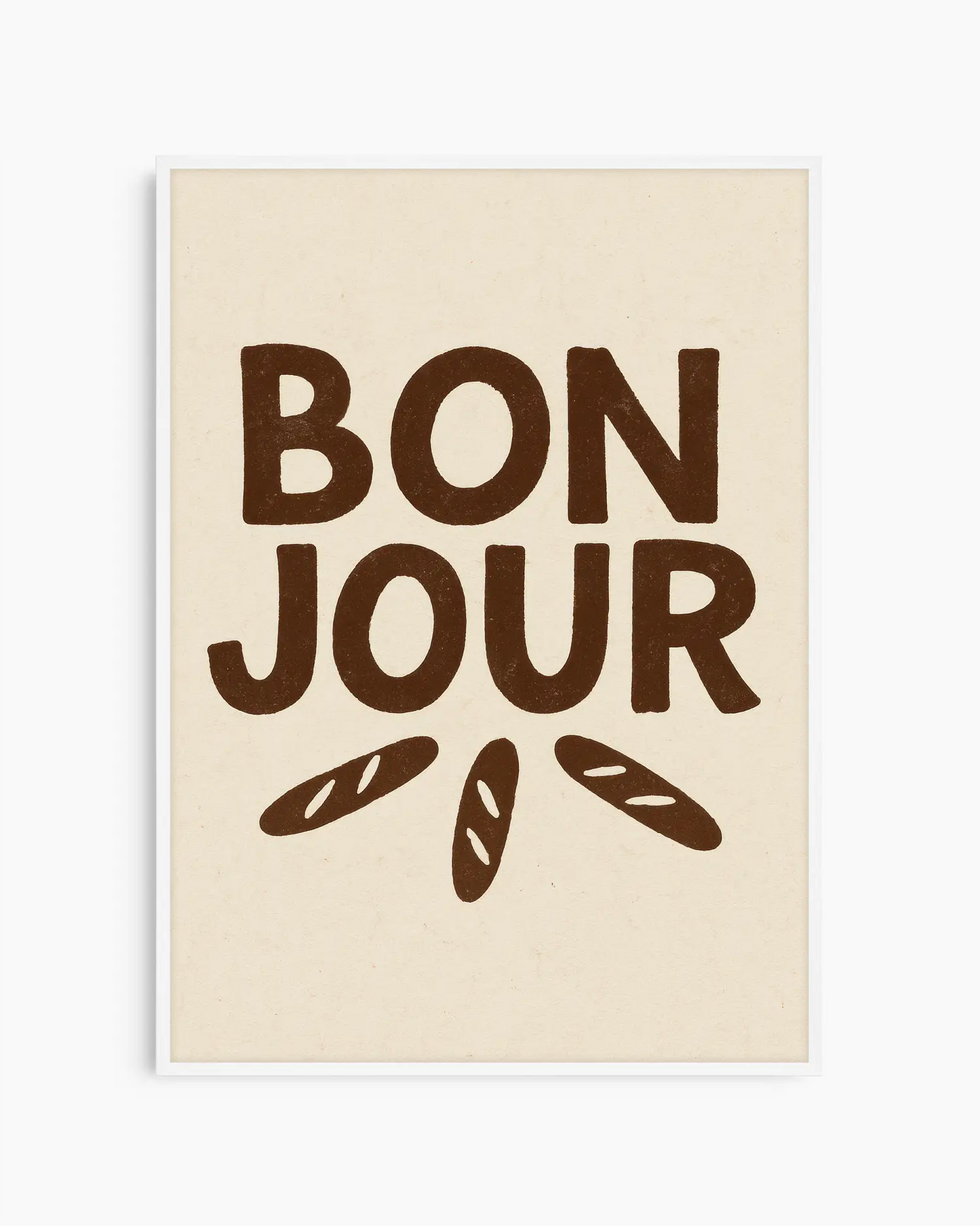Barntavla med texten "BON JOUR" i bruna bokstäver och små baguetter under texten på ljus bakgrund, inramad i vit träram. En ljus och lekfull väggdetalj.
