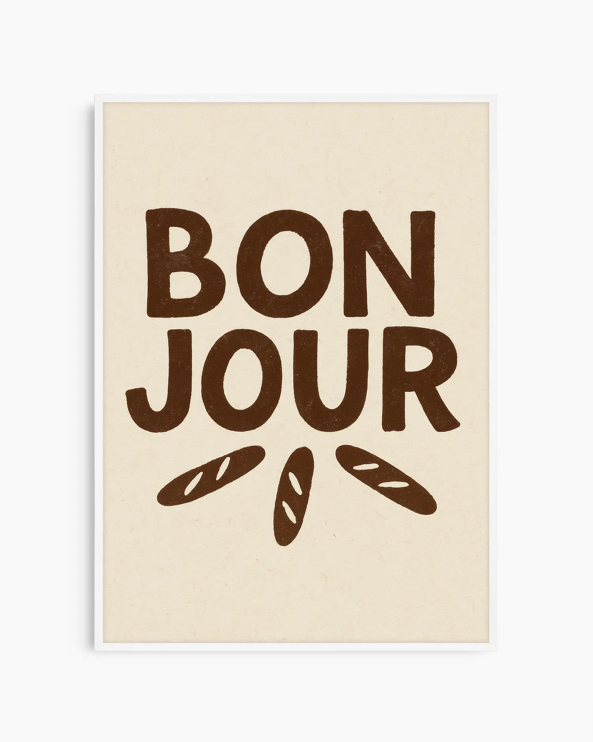 Barntavla med texten "BON JOUR" i bruna bokstäver och små baguetter under texten på ljus bakgrund, inramad i vit träram. En ljus och lekfull väggdetalj.