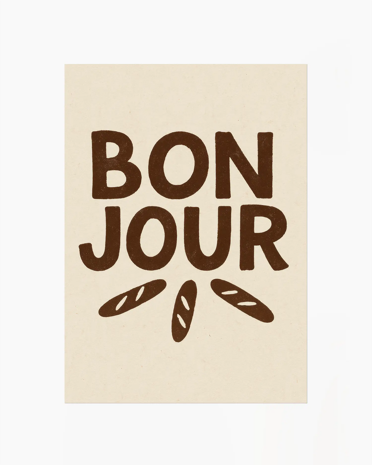 Barntavla med texten "BON JOUR" i mörkbrun text och tre små baguettebröd på ljus beige bakgrund utan ram. En enkel och lekfull väggdekoration.