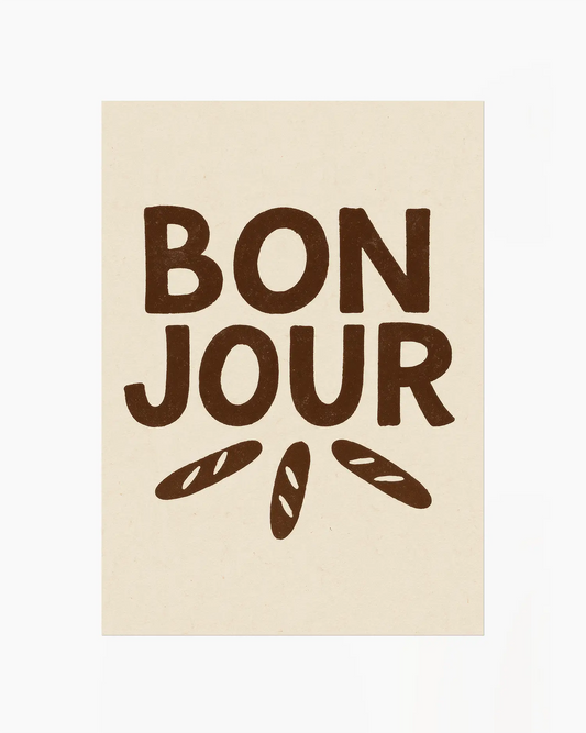 Barntavla med texten "BON JOUR" i mörkbrun text och tre små baguettebröd på ljus beige bakgrund utan ram. En enkel och lekfull väggdekoration.