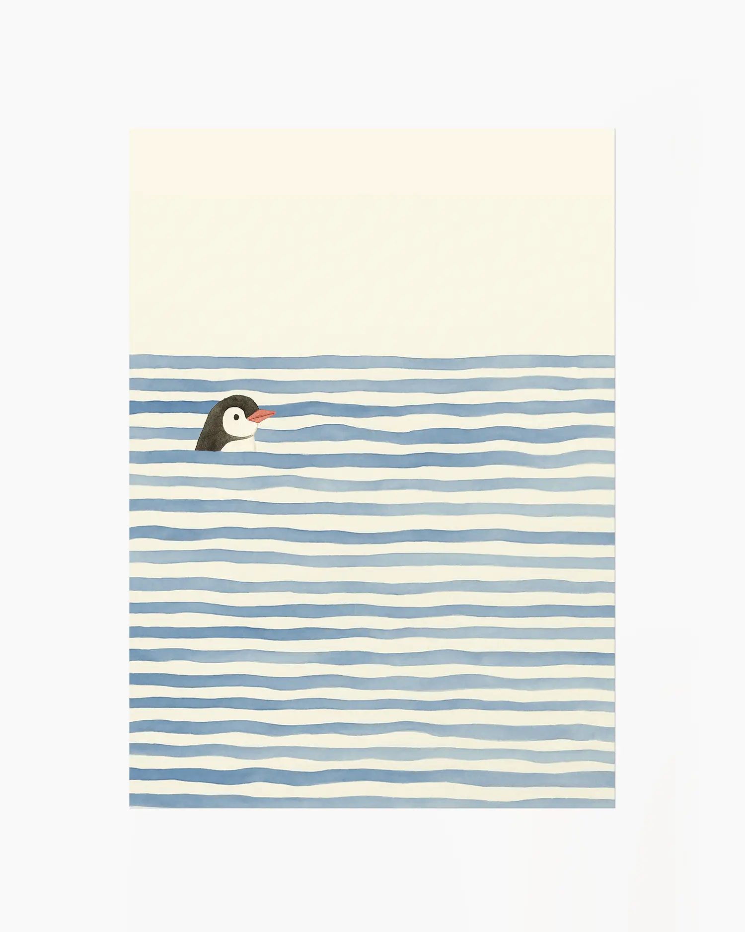Barntavla med en liten pingvin som simmar bland blå vågor på ljus bakgrund. En enkel och charmig illustration för barnrummet.