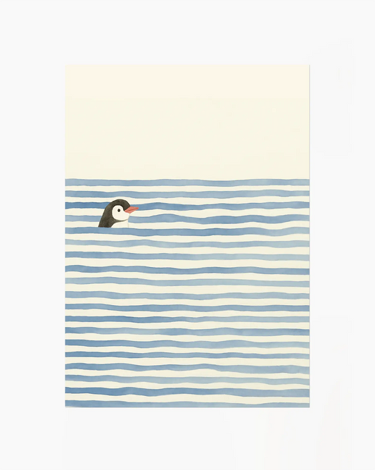 Barntavla med en liten pingvin som simmar bland blå vågor på ljus bakgrund. En enkel och charmig illustration för barnrummet.
