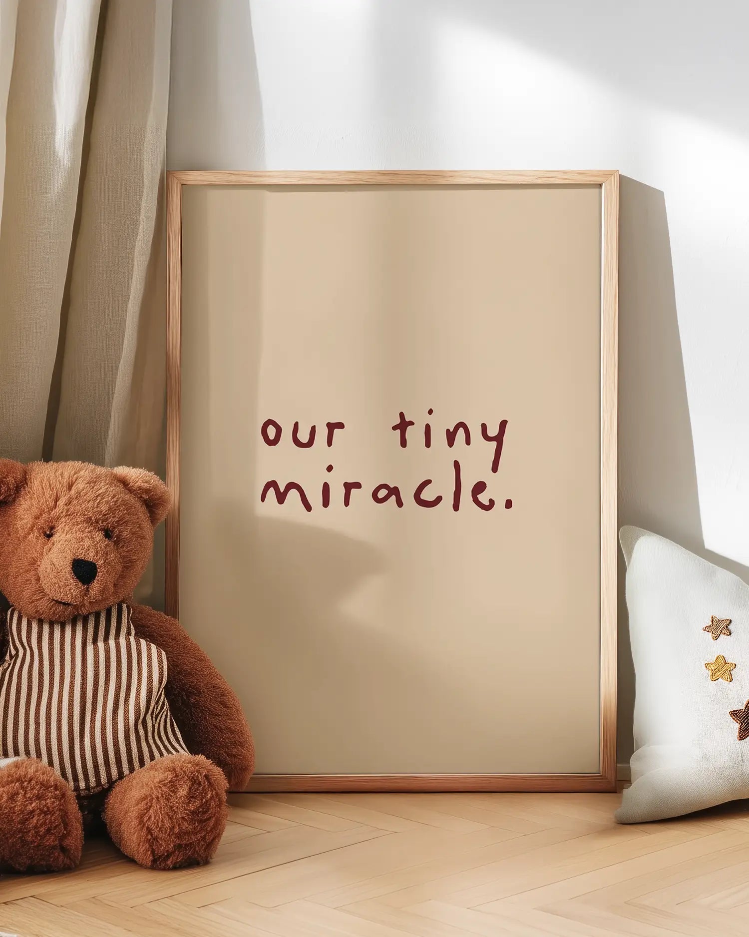 Barntavla med texten "our tiny miracle." lutad mot vägg bredvid en nalle. En mjuk, charmig och kärleksfull detalj som passar perfekt i barnrummet.