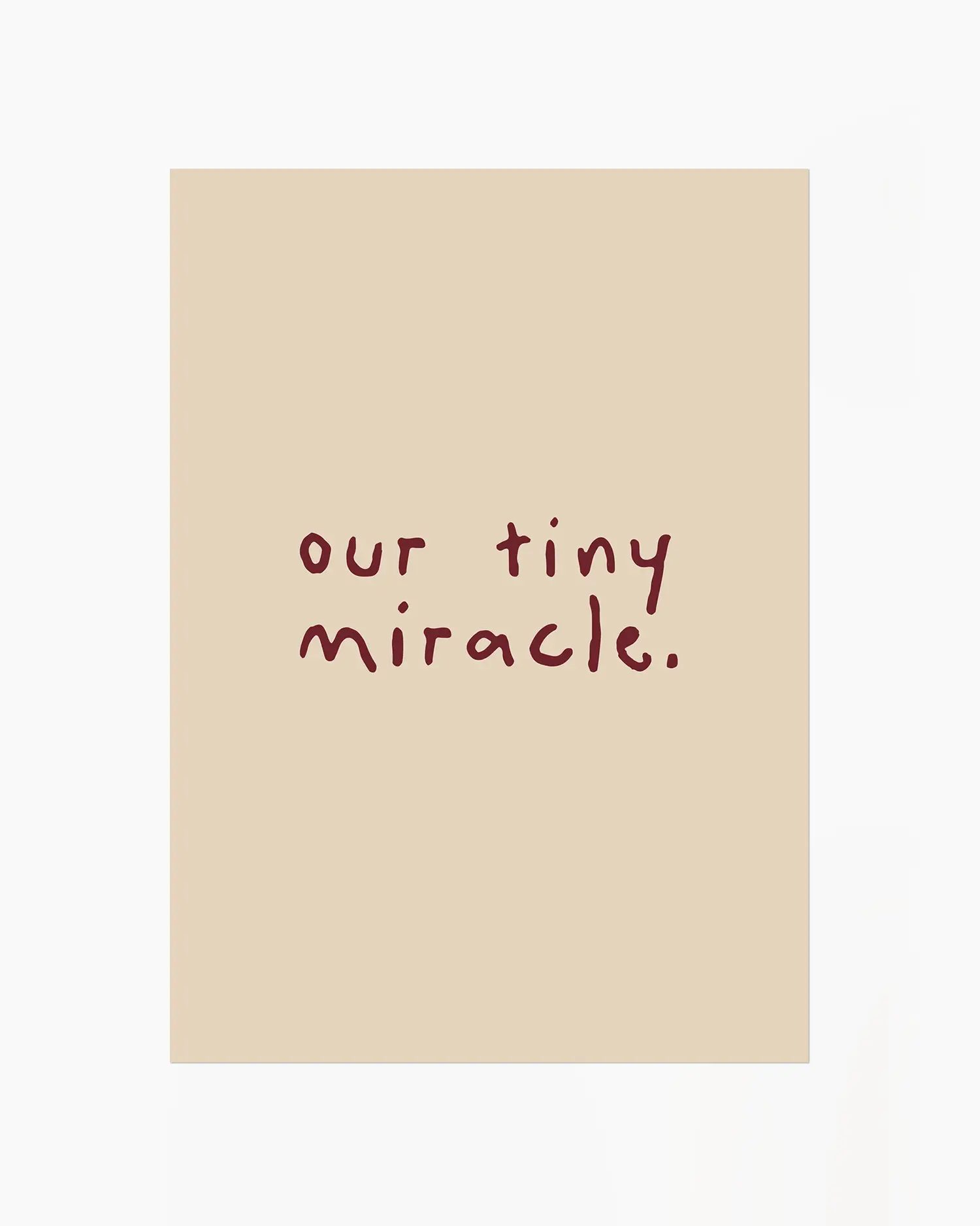 Barntavla med den vinröda handskrivna texten "our tiny miracle." på beige bakgrund. En stillsam och varm väggdekoration.