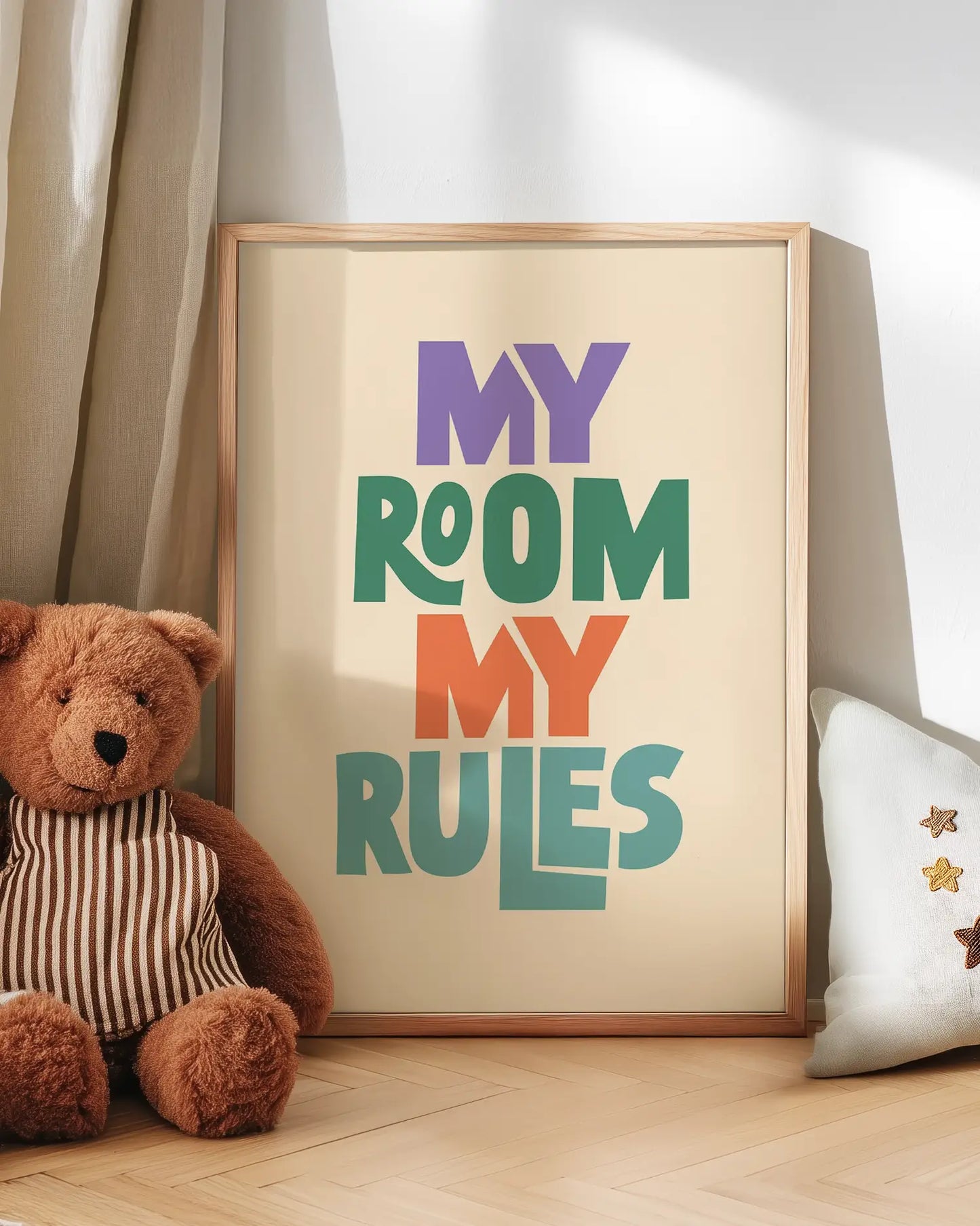 Barntavla med "MY ROOM MY RULES" lutad mot vägg bredvid en nalle. En mysig och personlig dekoration som skapar en varm atmosfär.