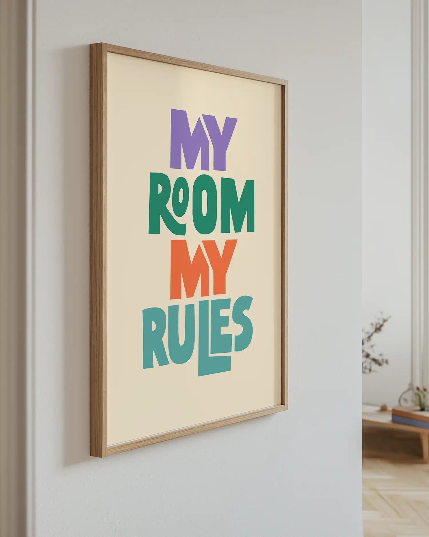 Barnrumstavla med "MY ROOM MY RULES" upphängd på vägg i ekram. En stilren och lekfull detalj som passar perfekt i barnrummet.