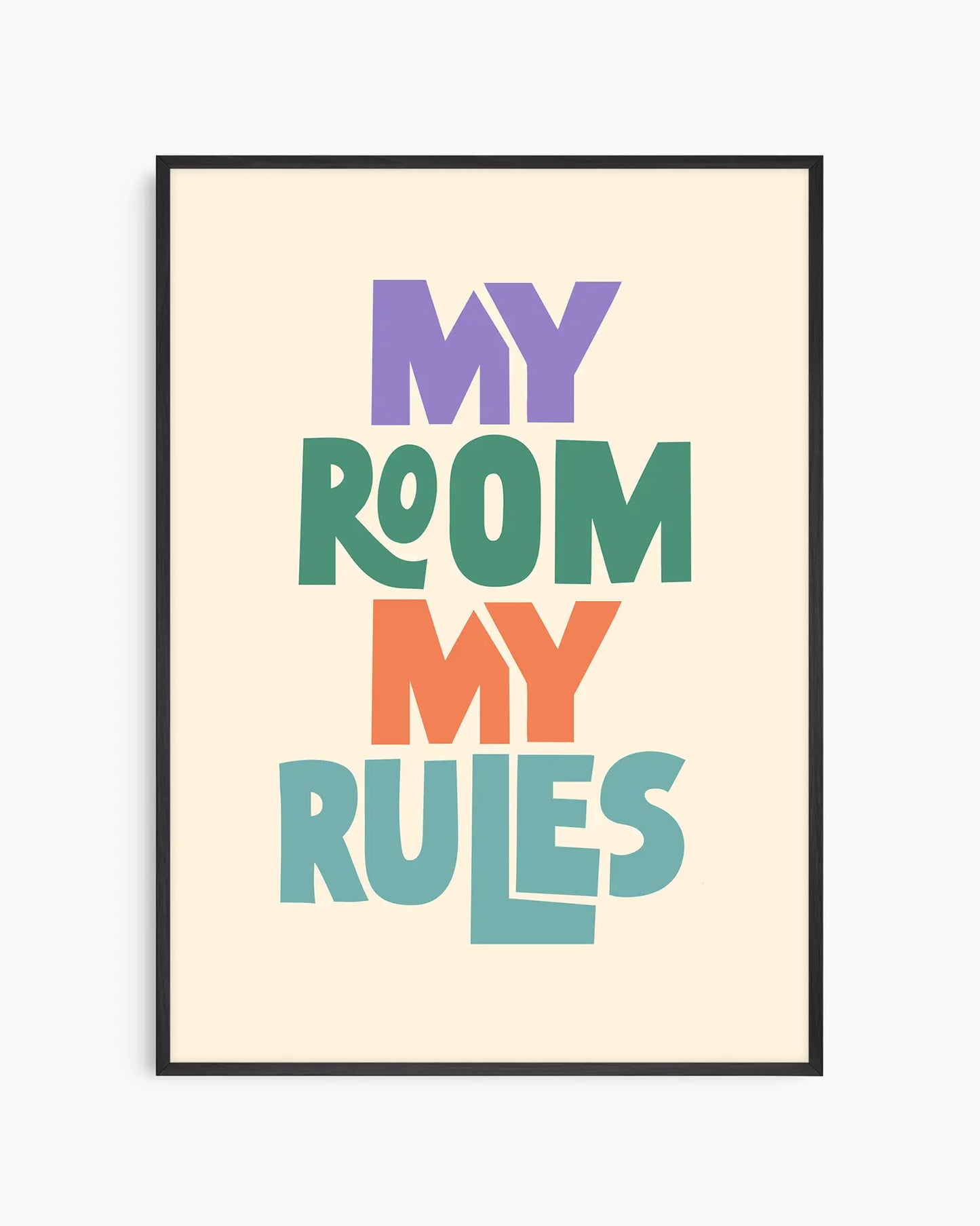 Barntavla med texten "MY ROOM MY RULES" i färgglada bokstäver mot beige bakgrund, inramad i svart träram. En lekfull och uttrycksfull dekoration för barnrummet.