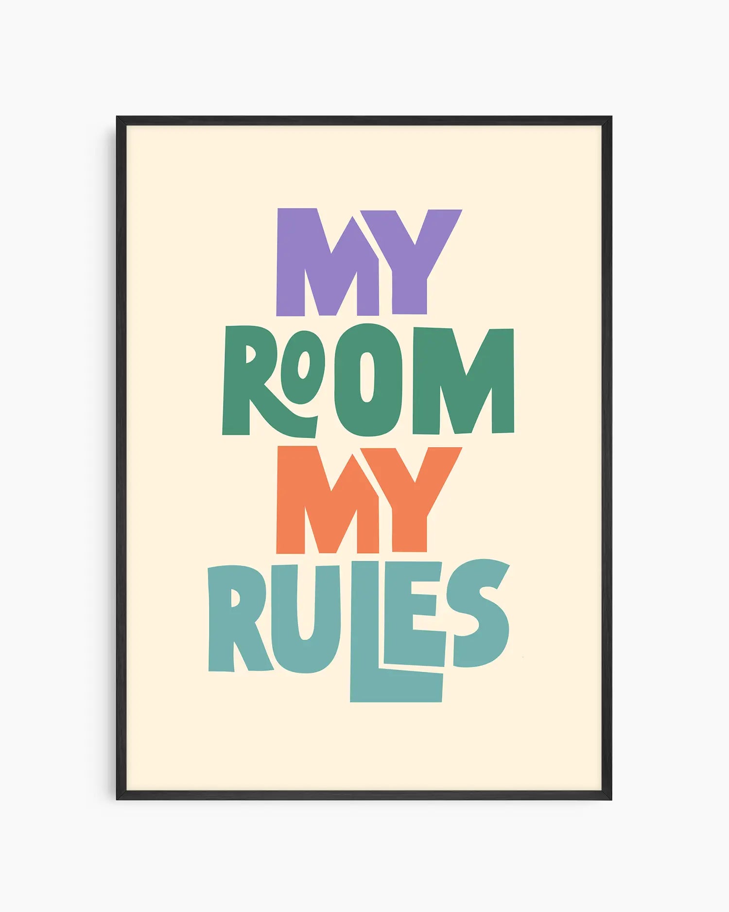 Barntavla med texten "MY ROOM MY RULES" i färgglada bokstäver mot beige bakgrund, inramad i svart träram. En lekfull och uttrycksfull dekoration för barnrummet.