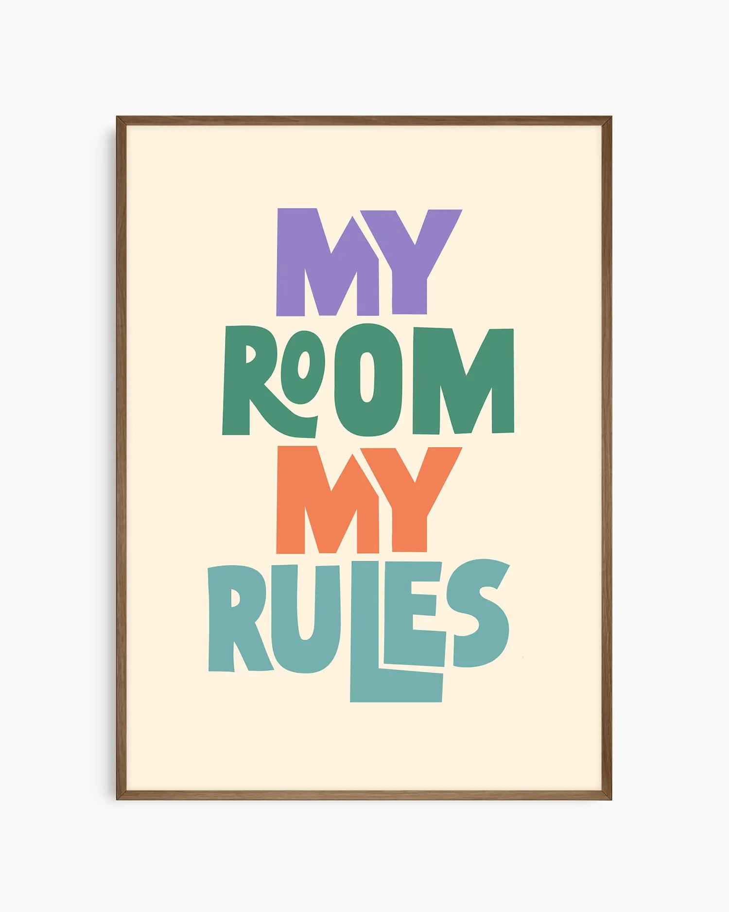 Barnrumstavla med "MY ROOM MY RULES" i lila, grönt, orange och blått på beige bakgrund, inramad i mörk ekram. En stilren och charmig väggdetalj.
