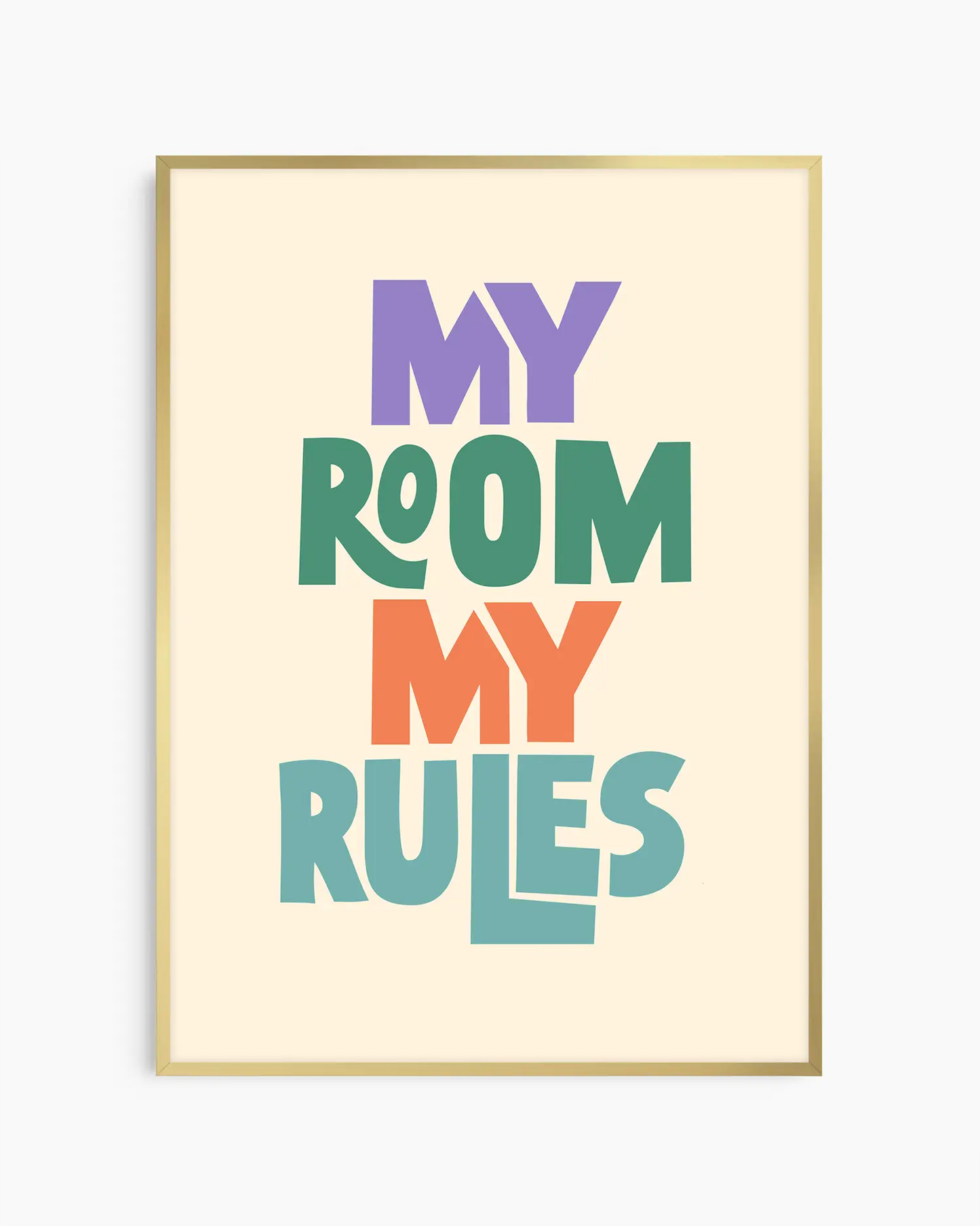 Barntavla med texten "MY ROOM MY RULES" i färgstark typografi, inramad i guld aluminiumram. En modern och iögonfallande dekoration.