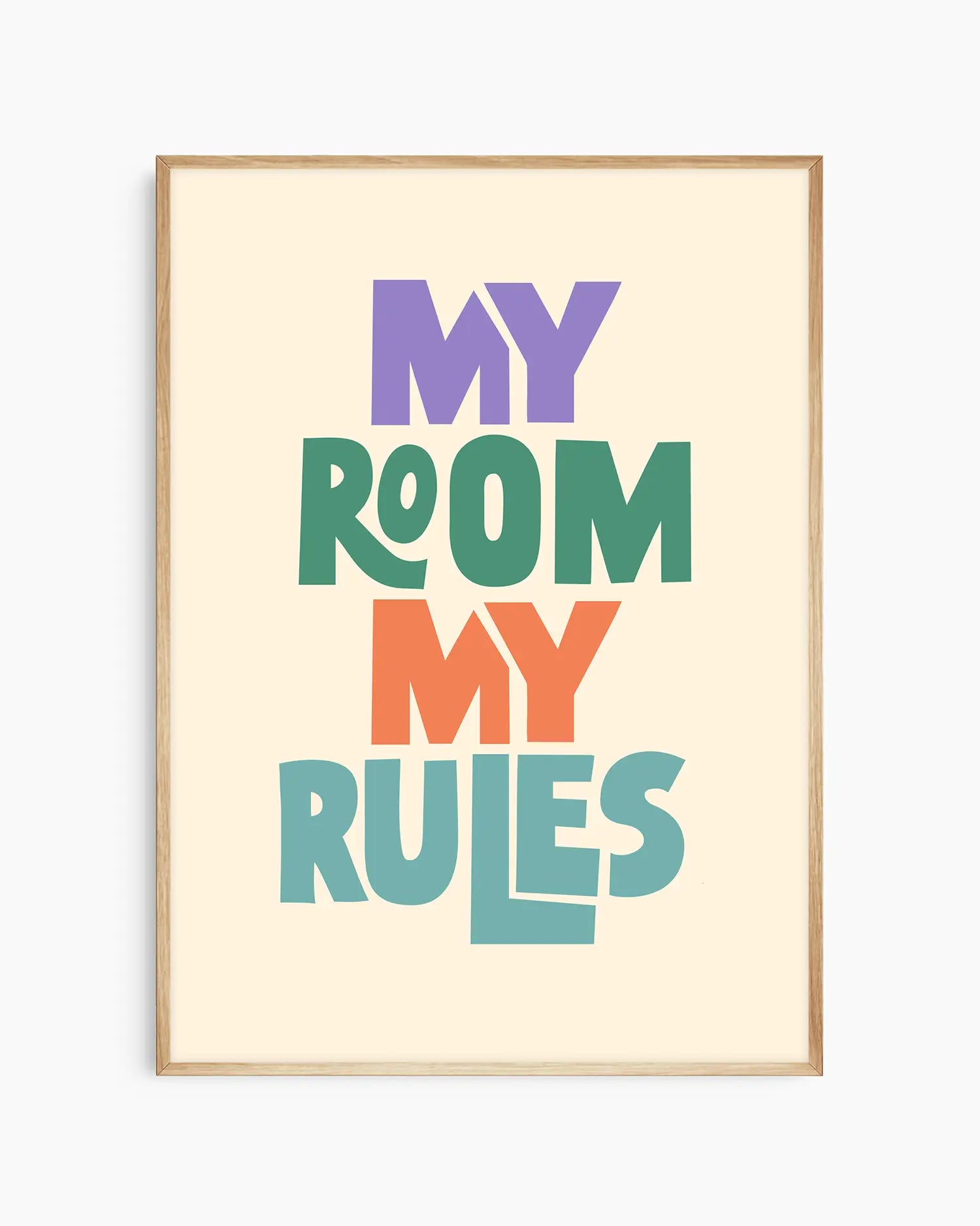 Barnrumstavla med "MY ROOM MY RULES" i färgglada bokstäver på beige bakgrund, inramad i ekram. En varm och livlig väggdekoration.