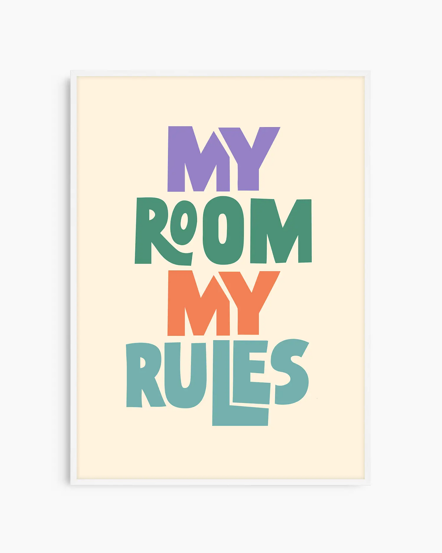 Barntavla med texten "MY ROOM MY RULES" i lekfull färgpalett, inramad i vit träram. En ljus och glad detalj som passar i alla barnrum.