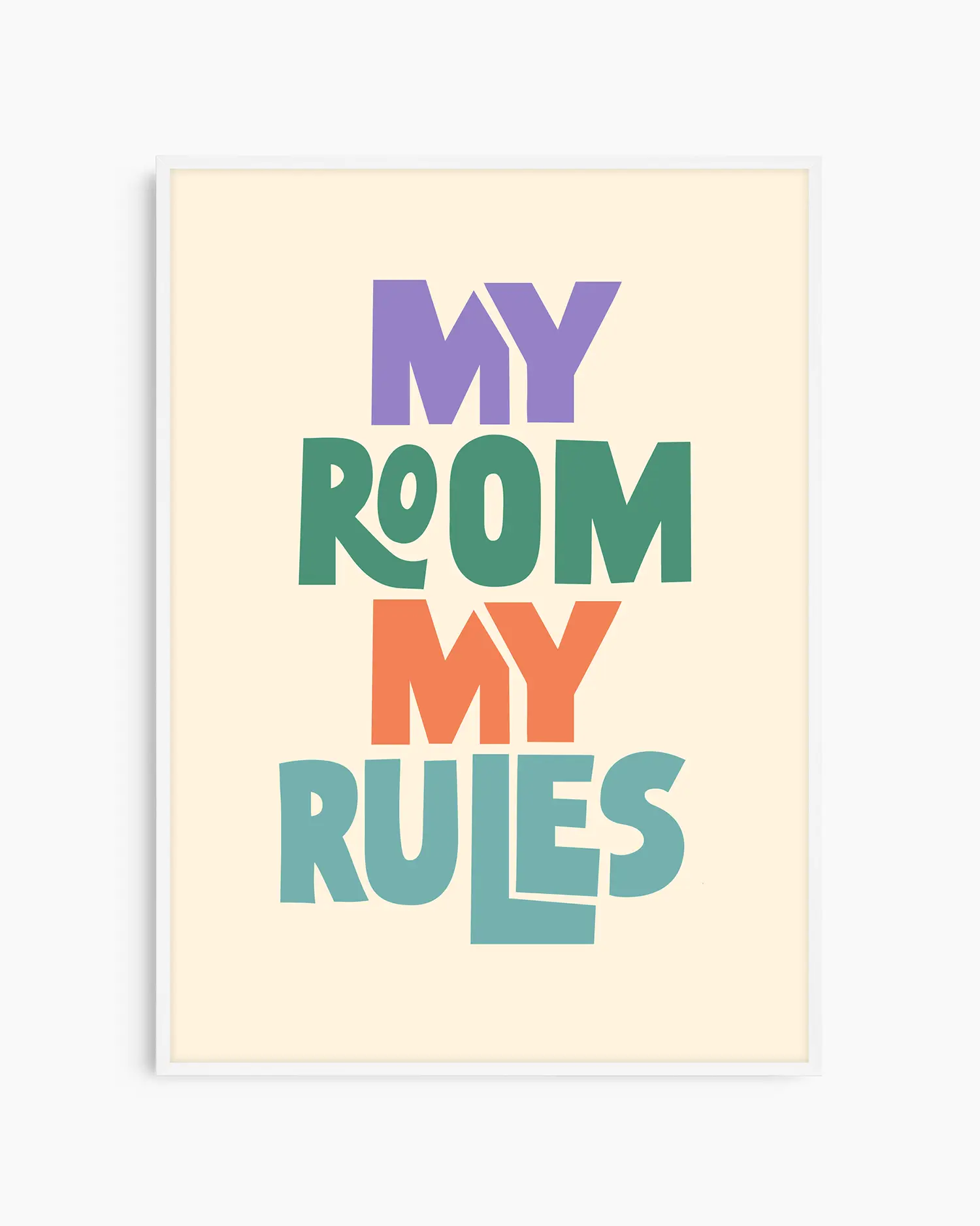 Barntavla med texten "MY ROOM MY RULES" i lekfull färgpalett, inramad i vit träram. En ljus och glad detalj som passar i alla barnrum.
