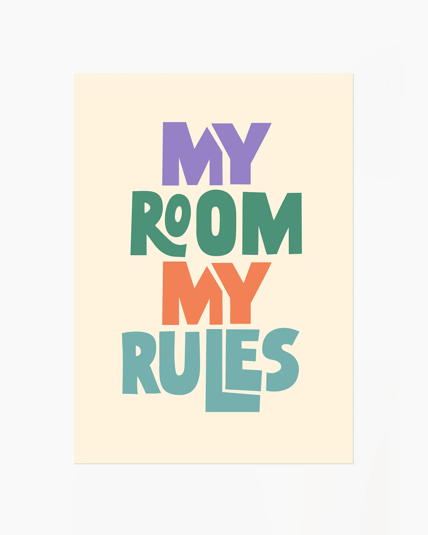 Barntavla med texten "MY ROOM MY RULES" i stora färgglada bokstäver på beige bakgrund. En modern och uttrycksfull väggdekoration.