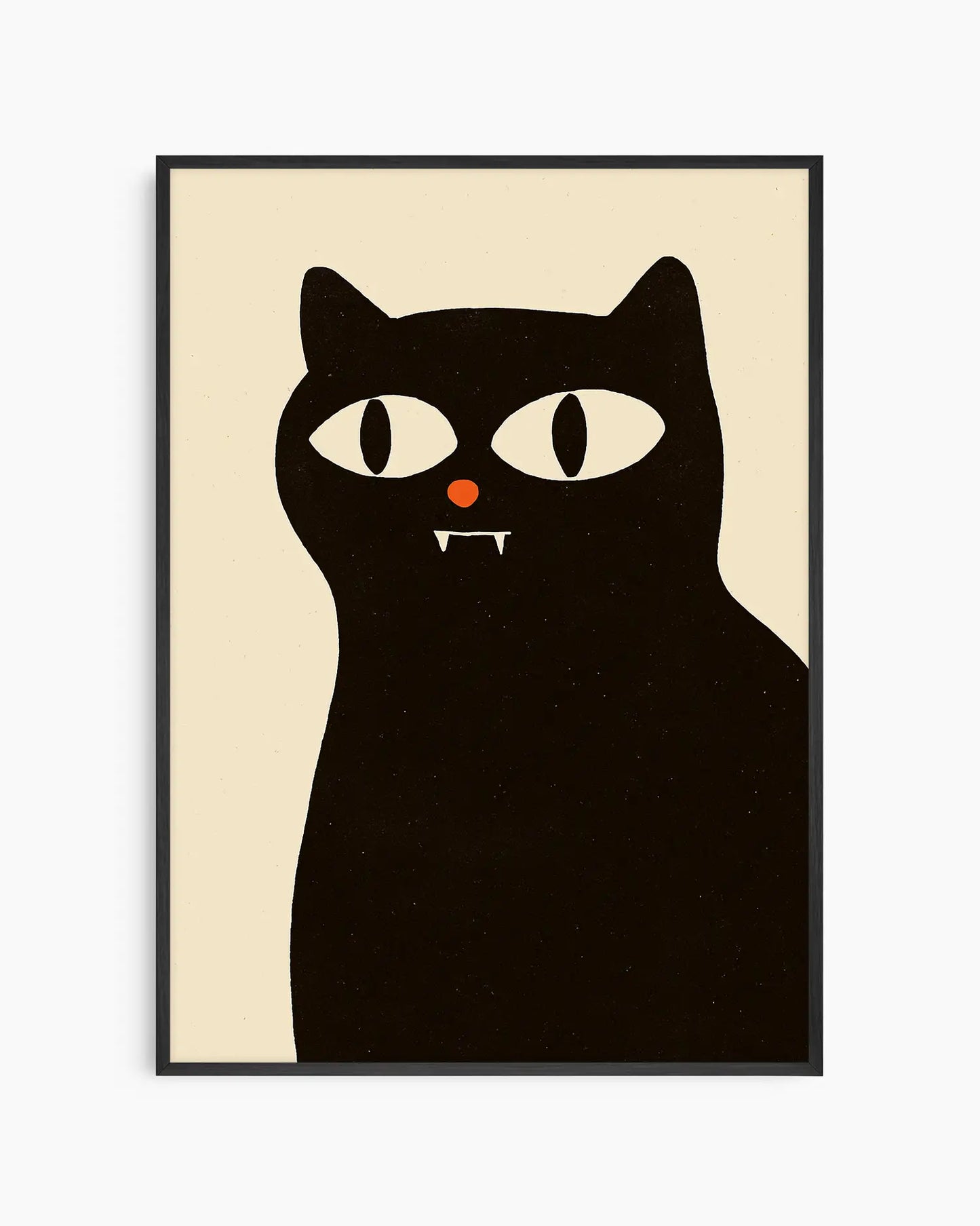 Barntavla med en svart katt med stora ögon och små vampyrtänder mot beige bakgrund, inramad i svart träram. En lekfull och lite mystisk väggdekoration för barnrummet.