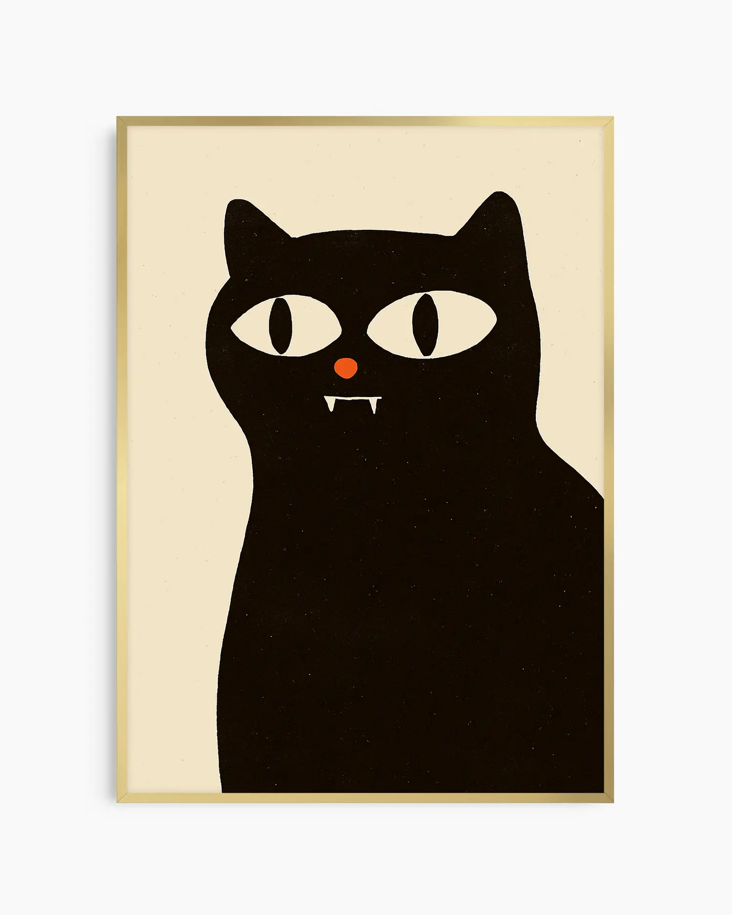 Barntavla föreställande en svart katt med stora ögon och små vampyrtänder på beige bakgrund, inramad i guld aluminiumram. En modern och lekfull väggdetalj.