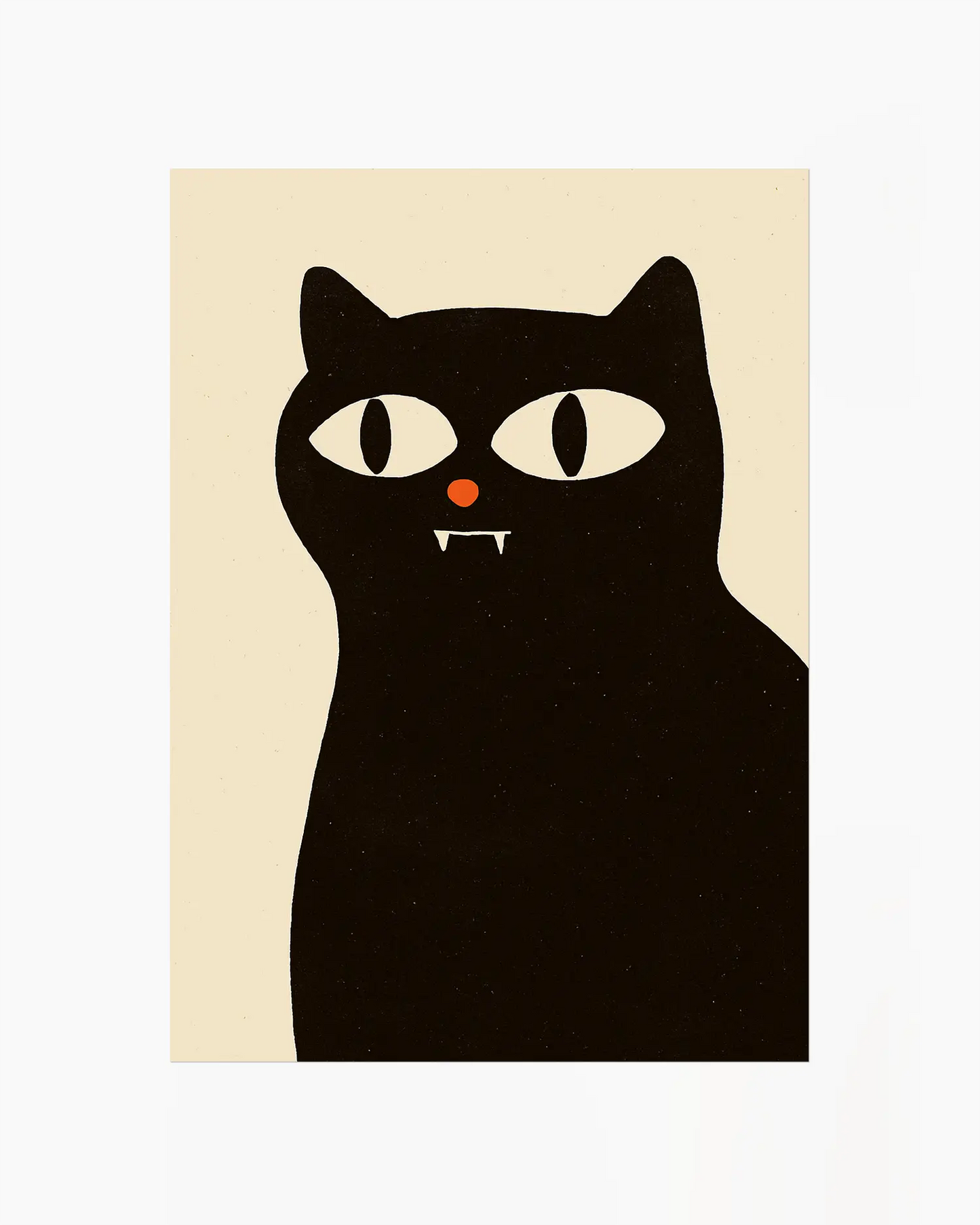 Barntavla med svart katt med stora ögon och små vampyrtänder på beige bakgrund. En enkel, rolig och modern illustration för barnrummet.