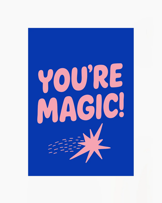 Barntavla med "YOU’RE MAGIC!" i stora rosa bokstäver på klarblå bakgrund. En lekfull och färgglad väggdekoration som sprider pepp och energi.