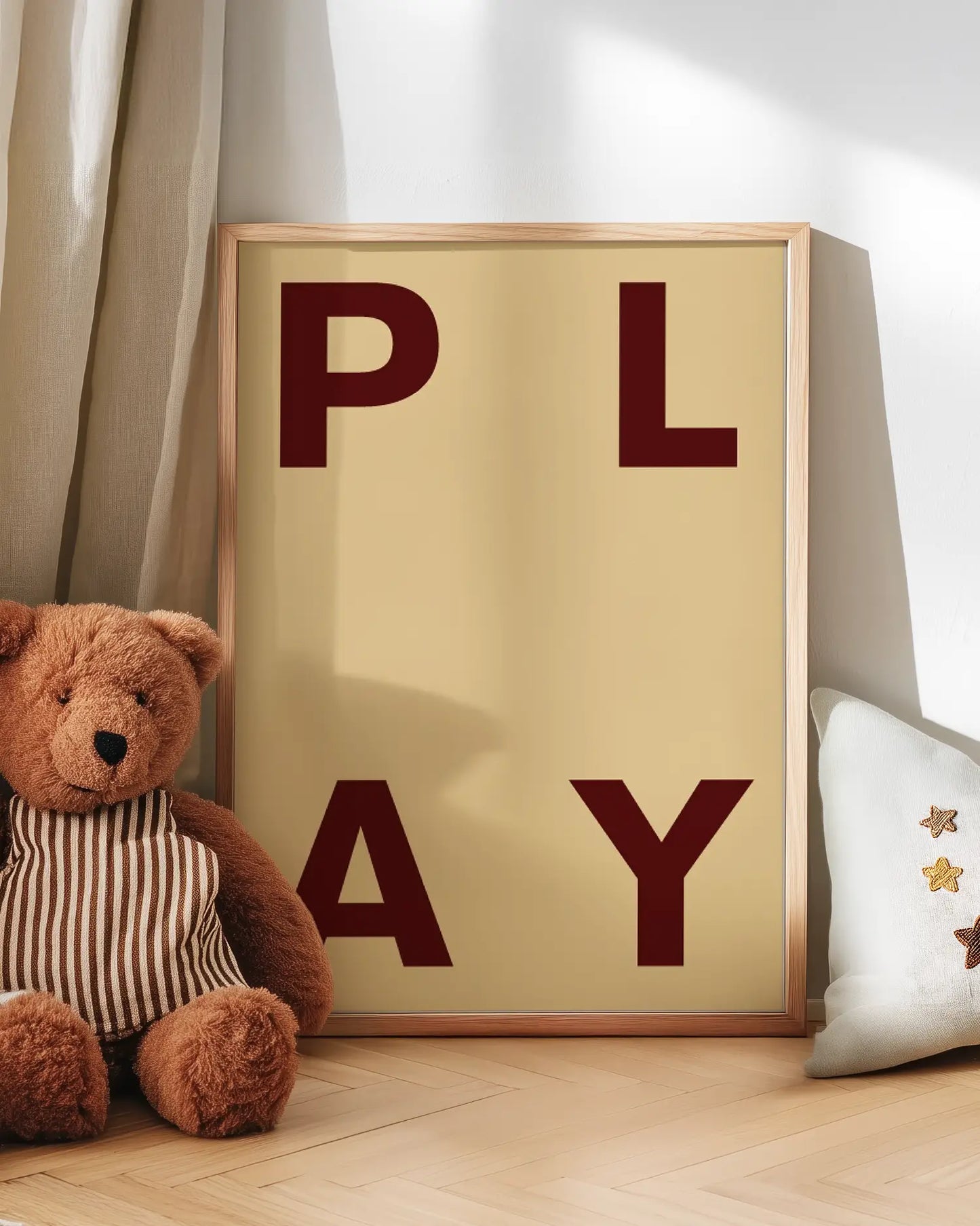 Barntavla med ordet PLAY i mörkröd typografi på beige bakgrund, lutad mot vägg bredvid nalle. En charmig och kreativ detalj som passar perfekt i barnrummet.