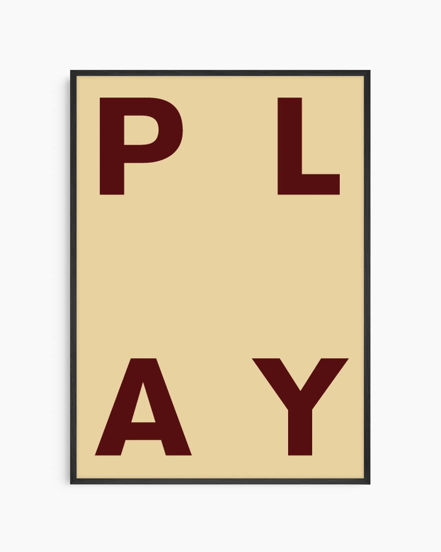 Barntavla med ordet PLAY i mörkröd typografi placerat i hörnen på beige bakgrund, inramad i svart träram. En modern och lekfull väggdekoration för barnrummet.