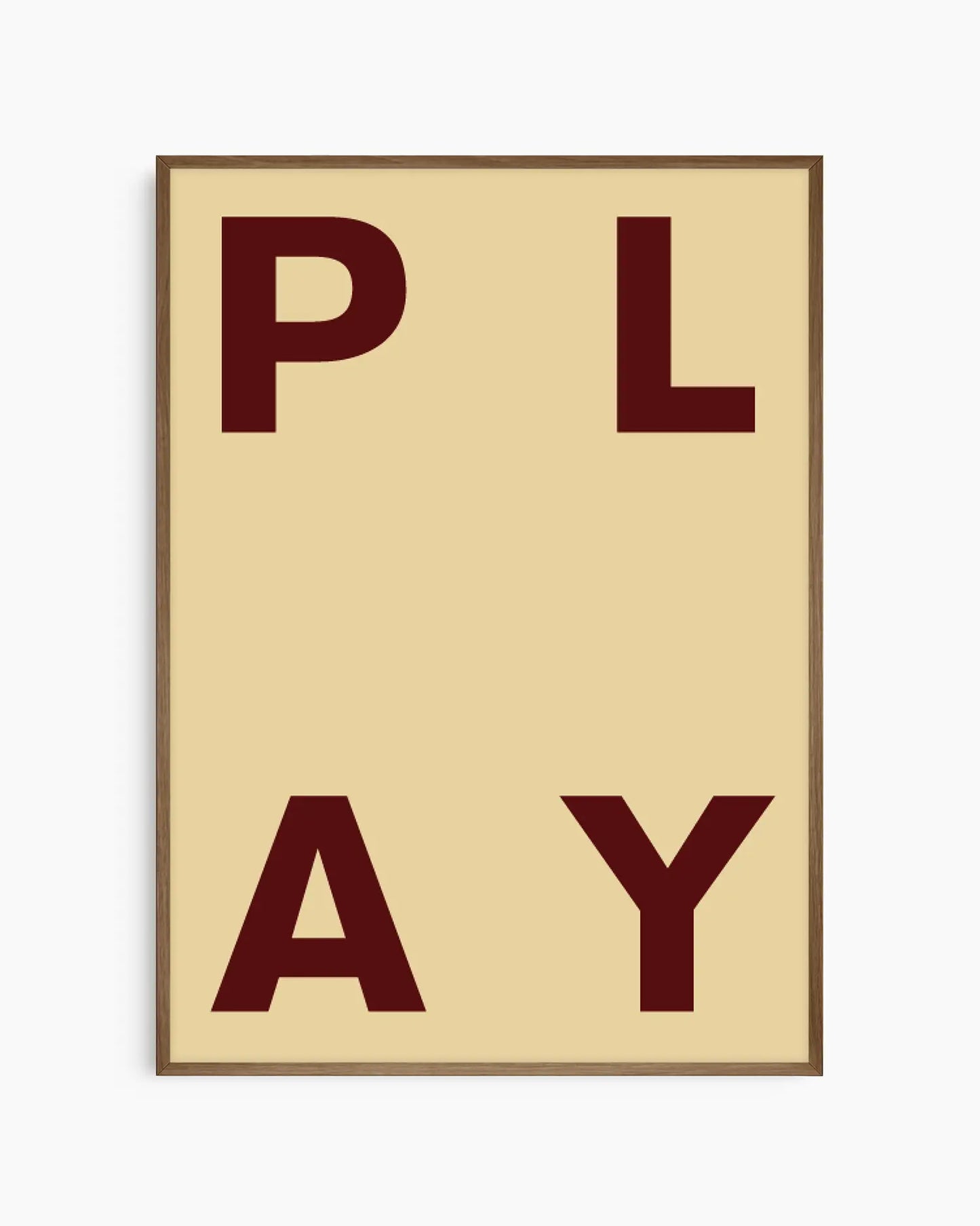 Barnrumstavla med texten PLAY i mörkröda bokstäver på beige bakgrund, inramad i träram i mörk ek. En stilfull och kreativ dekoration för barnrummet.