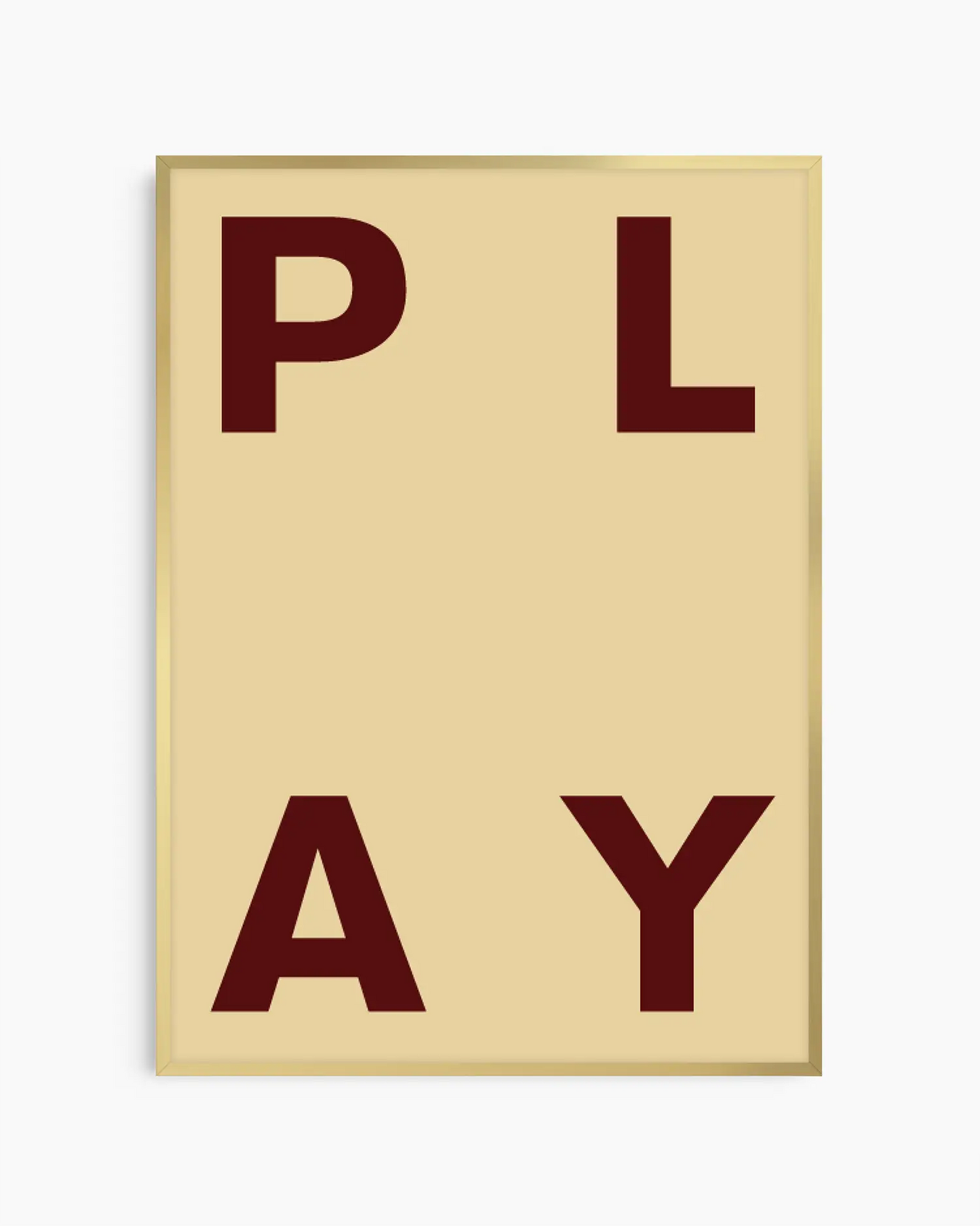 Barntavla med ordet PLAY i mörkröd text på beige bakgrund, inramad i guld aluminiumram. En elegant och lekfull väggdetalj.