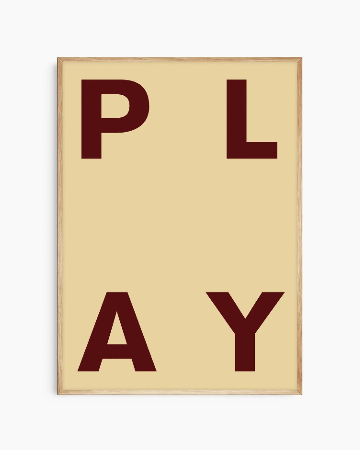Barnrumstavla med PLAY i mörkröd text på beige bakgrund, inramad i ekram. En varm och modern väggdekoration som passar alla barnrum.