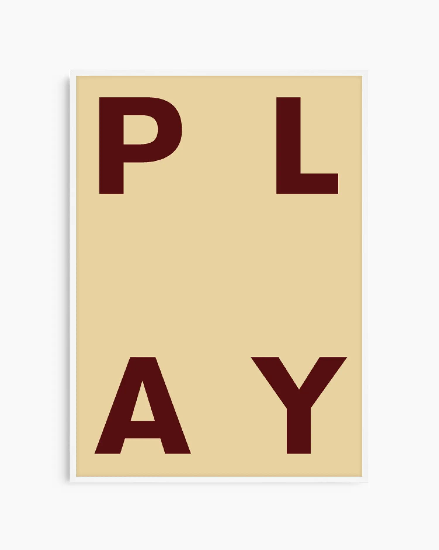 Barntavla med PLAY i mörkröd typografi på beige bakgrund, inramad i vit träram. En ljus, lekfull och minimalistisk väggdekoration.