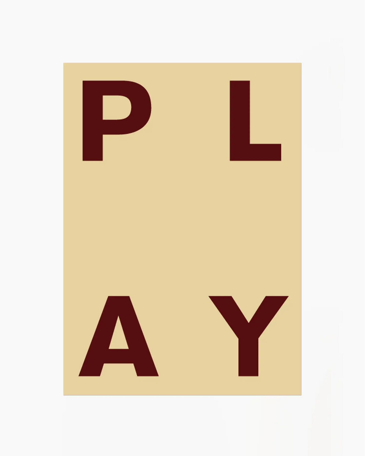 Barntavla med ordet PLAY i stora mörkröda bokstäver placerade i hörnen på beige bakgrund. En minimalistisk och lekfull väggdekoration.