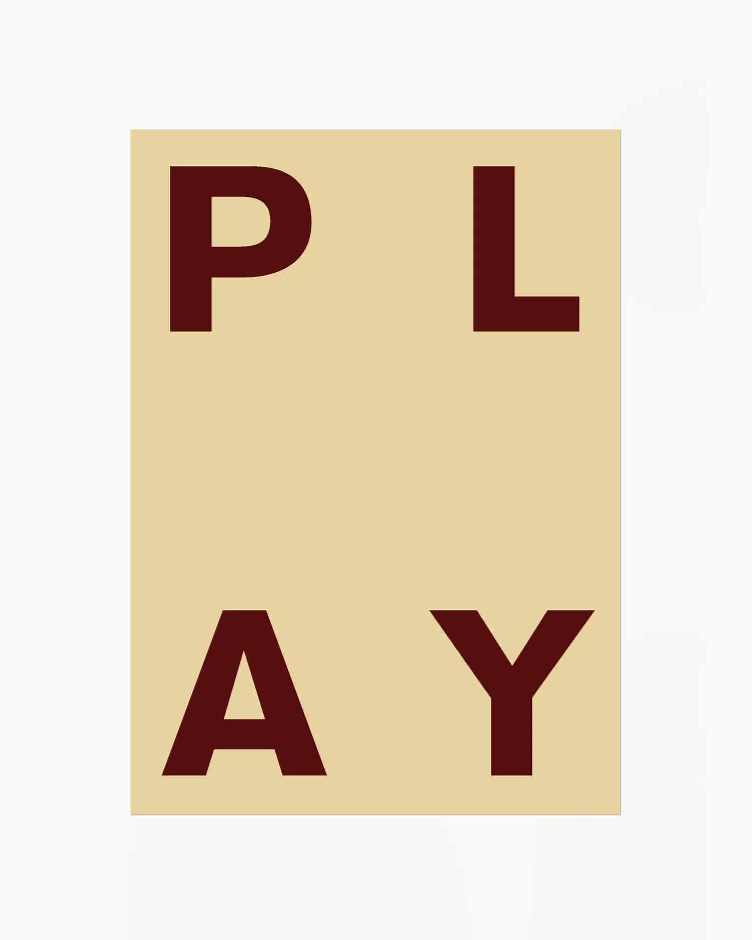 Barntavla med ordet PLAY i stora mörkröda bokstäver placerade i hörnen på beige bakgrund. En minimalistisk och lekfull väggdekoration.