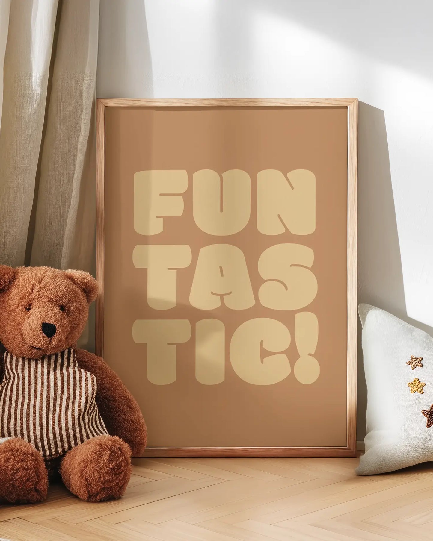 Barntavla med texten "FUNTASTIC!" lutad mot vägg bredvid en nalle. En charmig och glad scen som sprider lekfull stämning i barnrummet.