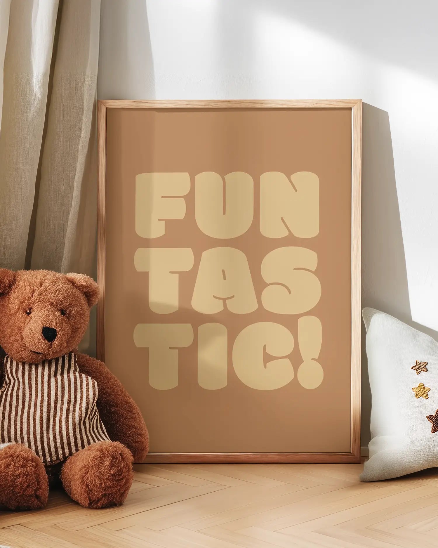 Barntavla med texten "FUNTASTIC!" lutad mot vägg bredvid en nalle. En charmig och glad scen som sprider lekfull stämning i barnrummet.