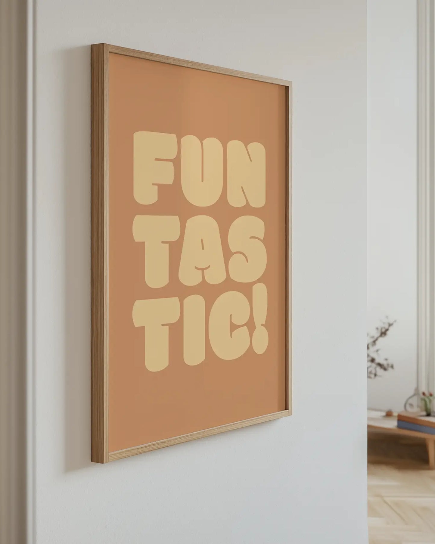 Barntavla med texten "FUNTASTIC!" i ljusgul text mot brunorange bakgrund, upphängd på vägg med ekram. En stilfull detalj med varm ton.