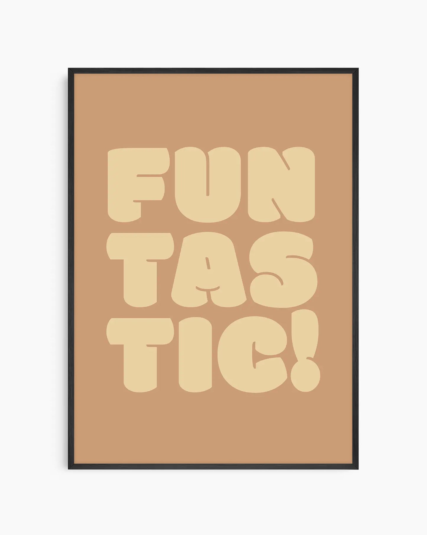 Barntavla med texten "FUNTASTIC!" i ljusgul text mot brunorange bakgrund, inramad i svart träram. En glad och retroinspirerad design som sprider energi.