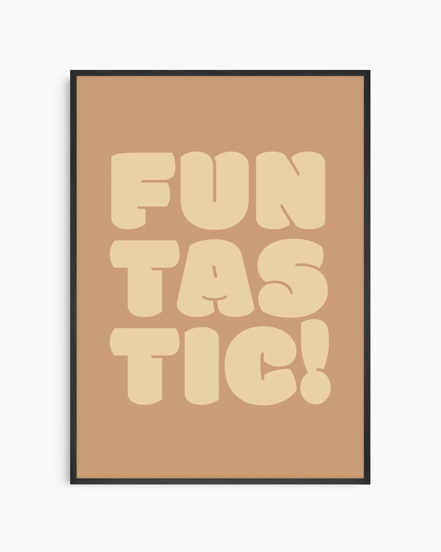 Barntavla med texten "FUNTASTIC!" i ljusgul text mot brunorange bakgrund, inramad i svart träram. En glad och retroinspirerad design som sprider energi.