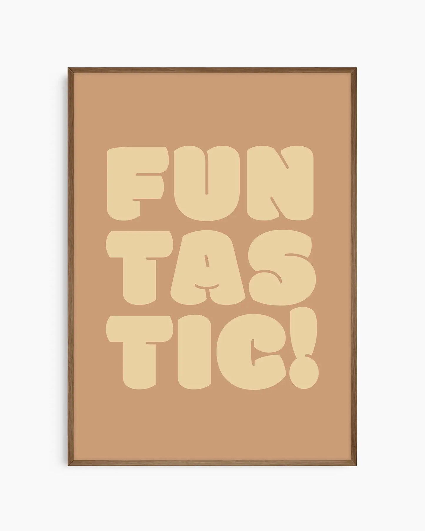 Barntavla med texten "FUNTASTIC!" i ljusgul text mot varm brunorange bakgrund, inramad i mörk träram. En stilfull och lekfull inredningsdetalj för barnrummet.