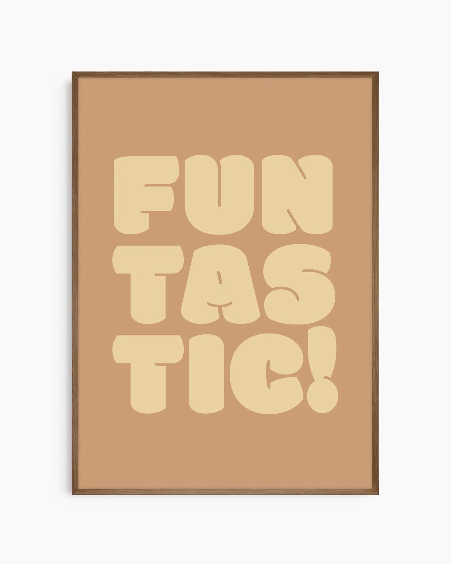 Barntavla med texten "FUNTASTIC!" i ljusgul text mot varm brunorange bakgrund, inramad i mörk träram. En stilfull och lekfull inredningsdetalj för barnrummet.