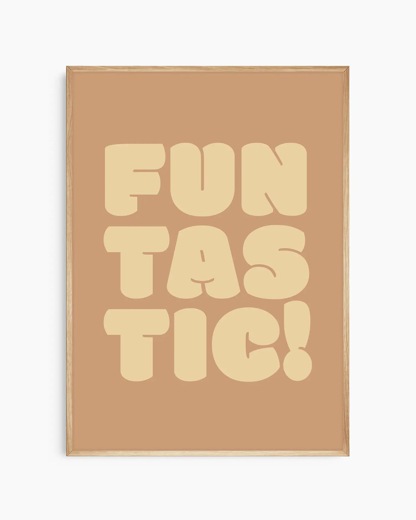Barntavla med texten "FUNTASTIC!" i ljusgul text mot varm brunorange bakgrund, inramad i ekram. En naturlig och lekfull design med retrokaraktär.